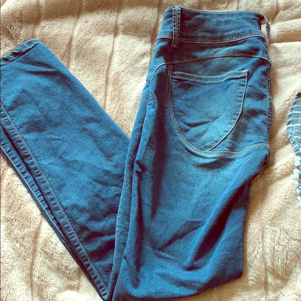 Stretchy butt lifting jeans! 🍑🔥